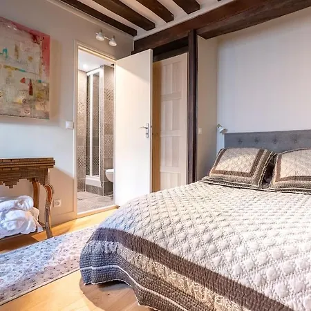 Cozy & Central Duplex In The Marais! Parigi